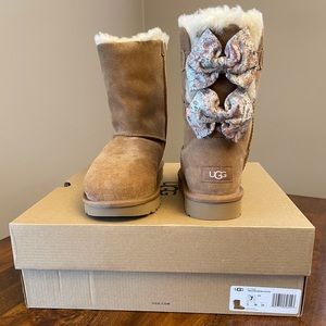 New! UGG Bailey Bow Abstract Splatter Boots Chestnut - Size 7